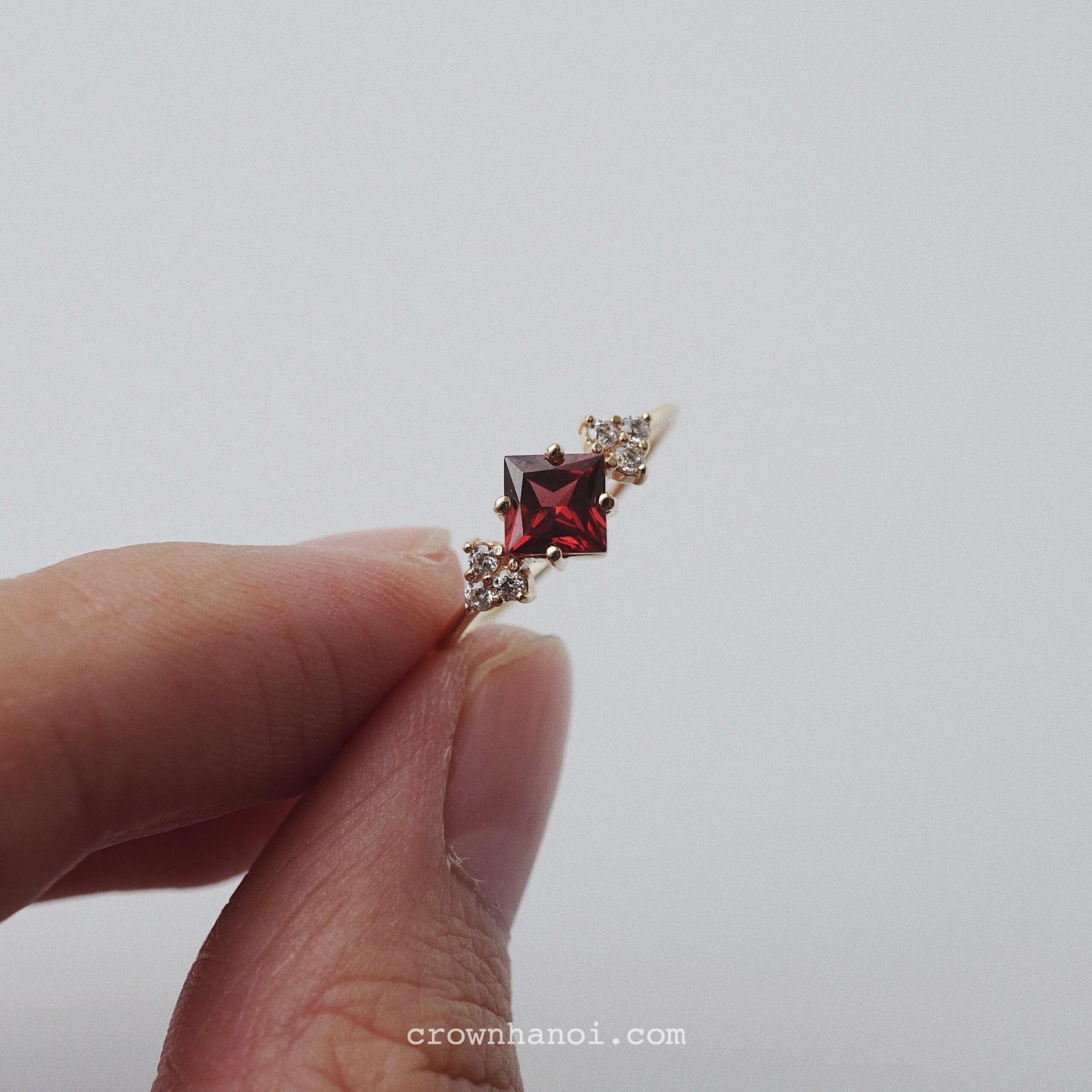 Garnet Cluster Ring – Crown