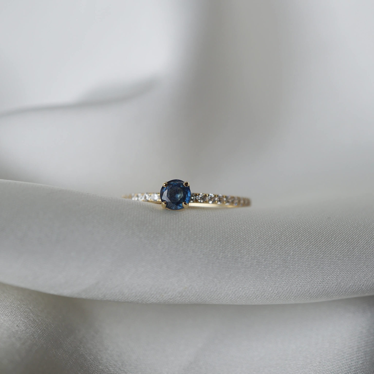 Nhẫn nữ 4 PRONG SAPPHIRE SOLITAIRE PAVE RING