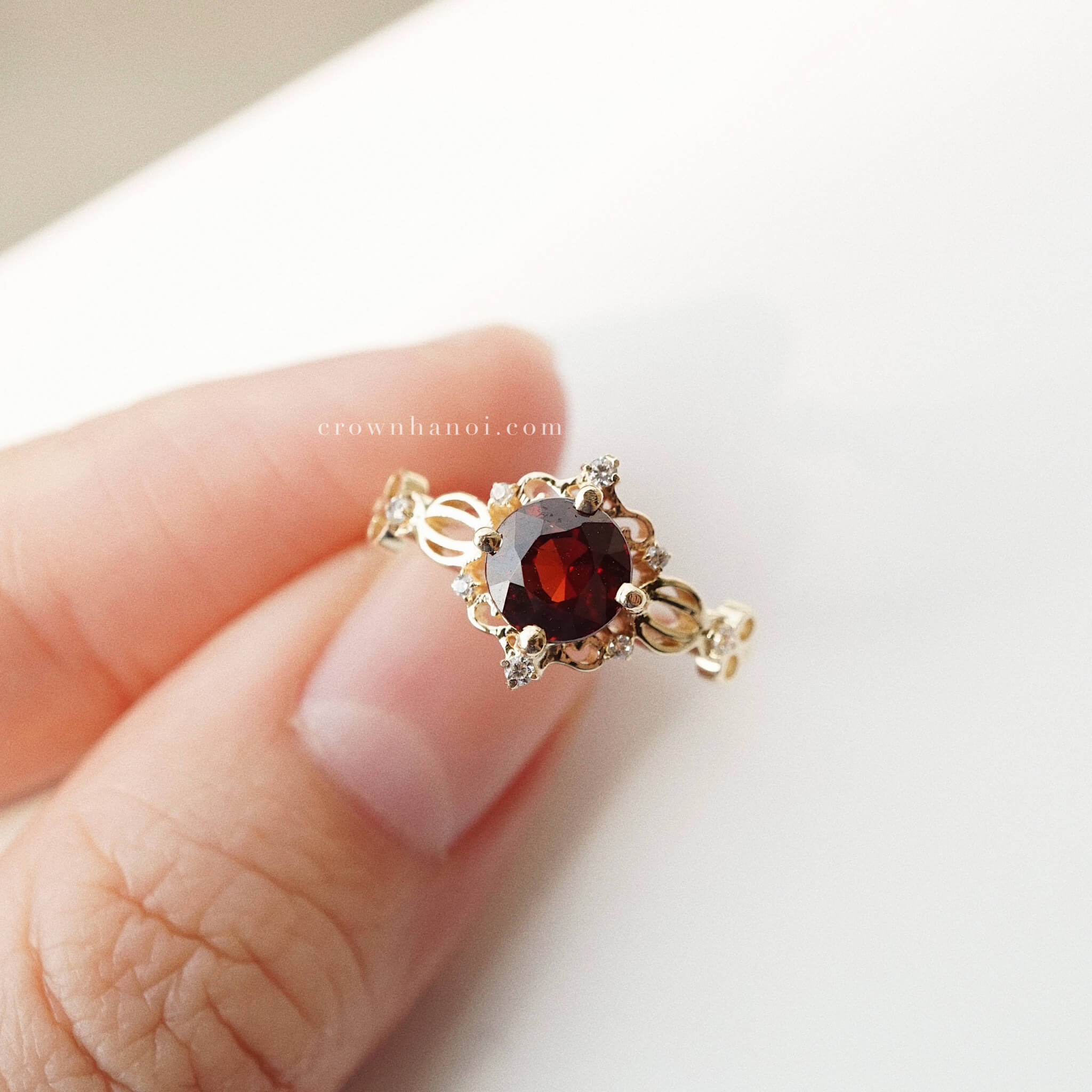 Garnet Retro Ring – Crown